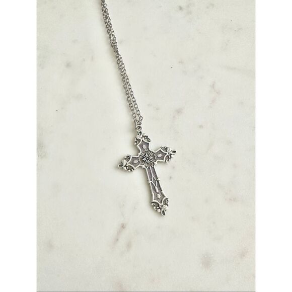 Detailed gothic cross necklace - Picture 2 of 2
